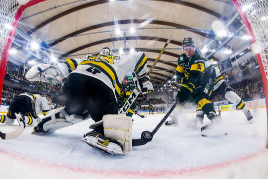 Björklövens Oscar Tellström lägger i 2-1 pucken bakom