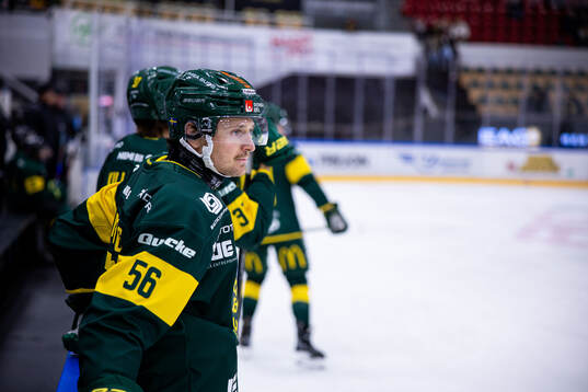 Björklövens Fredrik Forsberg innan ishockeymatchen i