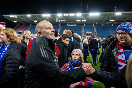 Geir Bakke, head coach of Vålerenga, celebrates promotion