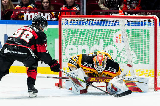Malmö Redhawks Joona Ikonen och Luleås målvakt Joel