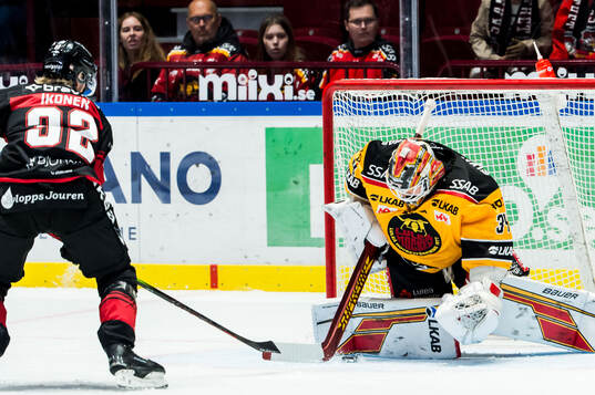 Malmö Redhawks Joona Ikonen och Luleås målvakt Joel