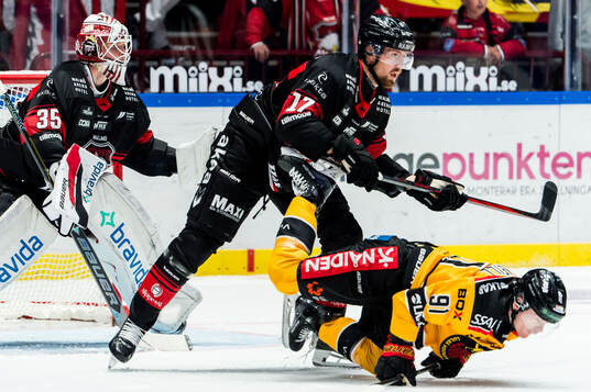 Malmö Redhawks Johan Ivarsson och Luleås Brian O'neil