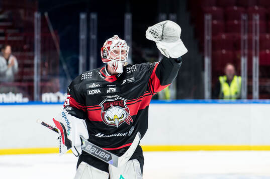 Malmö Redhawks målvakt Henri Kiviaho jublar