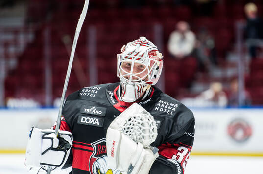 Malmö Redhawks målvakt Henri Kiviaho jublar