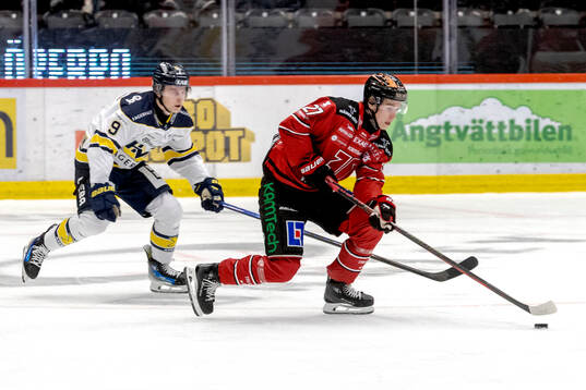 HV71s Hugo Pettersson och Örebros Peetro Seppälä