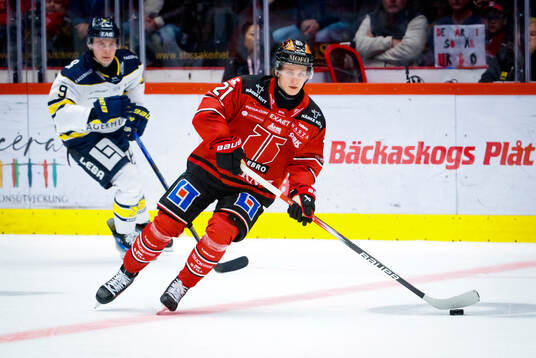 HV71s Hugo Pettersson och Örebros Patrik Puistola