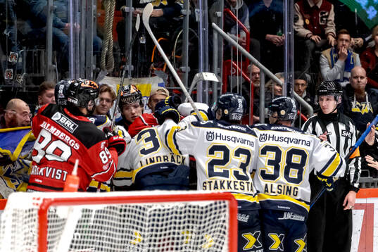 Örebros Hannes Björninen och HV71s Måns Lindbäck