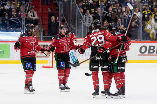 Örebros Filip Berglund jublar med lagkamrater