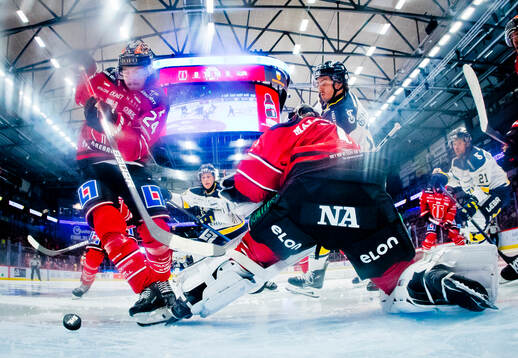 Örebros Hannes Björninen och målvakt Jhonas Enroth mot