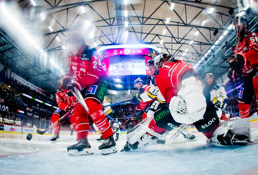 Örebros Hannes Björninen och målvakt Jhonas Enroth mot