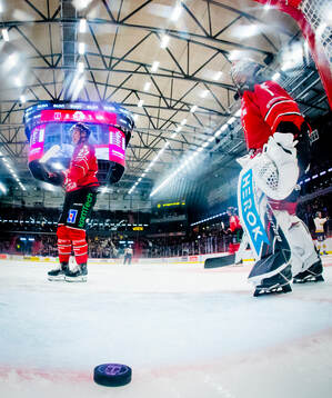 Örebros Peetro Seppälä och målvakt Jhonas Enroth deppar