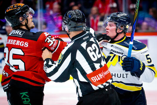 Örebros Emil Larsson och HV71s Victor Sjöholm fightas