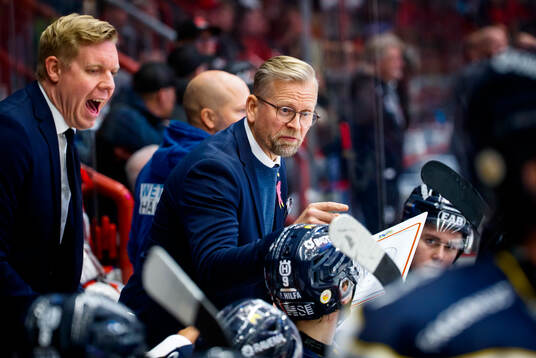 HV71s tränare Anton Blomqvist och assisterande tränare