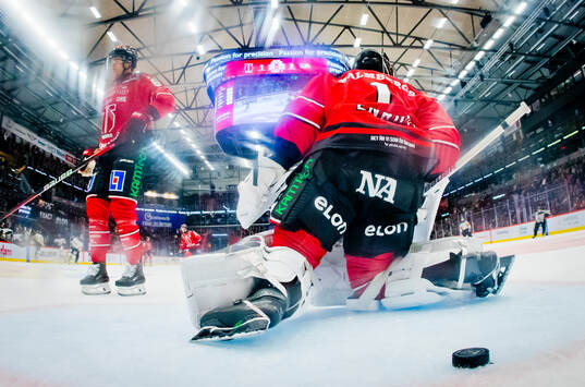 Örebros Filip Berglund och målvakt Jhonas Enroth deppar