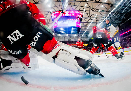 0-1 pucken går in bakom Örebros målvakt Jhonas Enroth