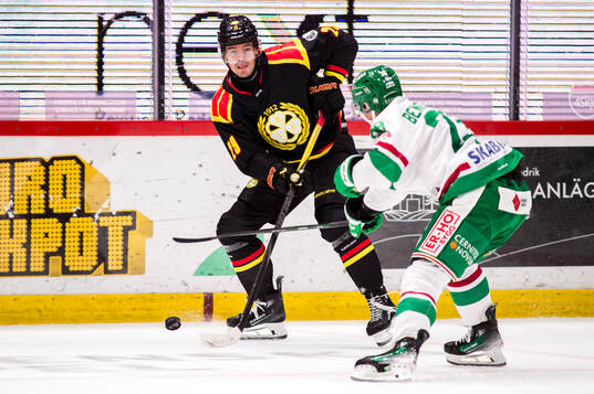 Brynäs Axel Andersson och Rögles Anton Bengtsson