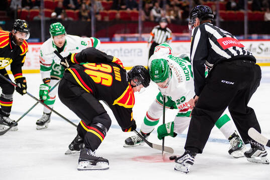 Brynäs Linus Ölund och Rögles Josh Dickinson