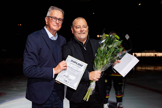 Brynäs tränare Niklas Gällstedt tar emot pris för