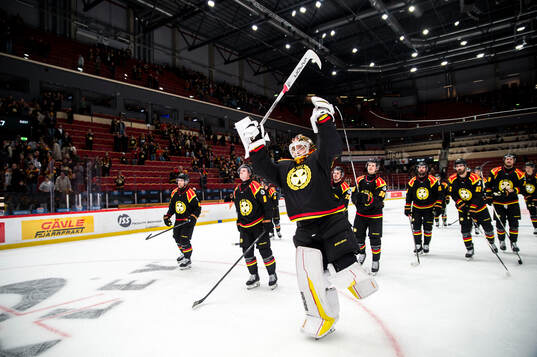Brynäs Erik Källgren jublar med lagkamrater