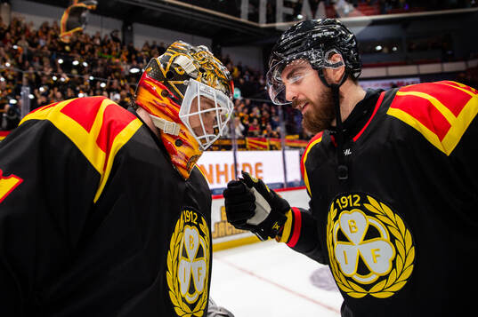 Brynäs målvakt Erik Källgren och Jack Kopacka jublar