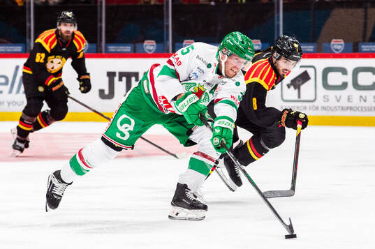 Rögles Ludvig Claesson och Brynäs Bobby Trivigno