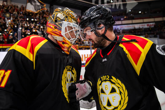 Brynäs målvakt Erik Källgren och Simon Bertilsson jublar