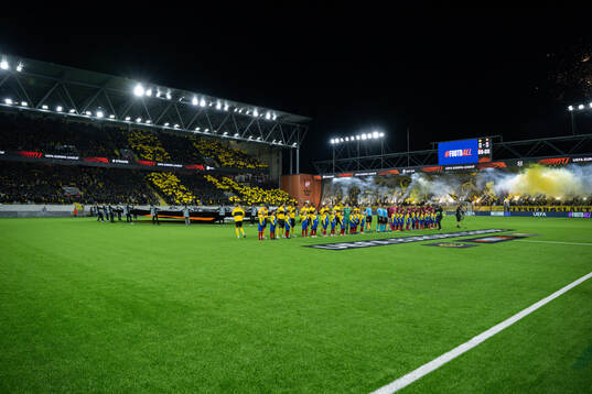 The players at line up