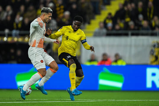 Leandro Paredes of Roma and Michael Baidoo of Elfsborg