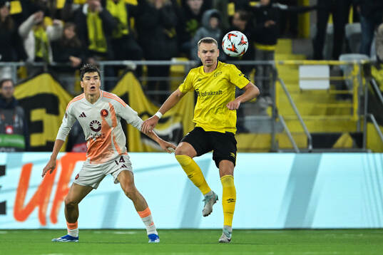 Eldor Shomurodov of Roma and Gustav Henriksson of Elfsborg