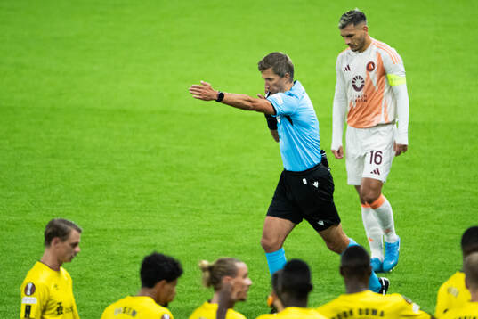 Referee Kristo Tohverawards a penalty for Elfsborg
