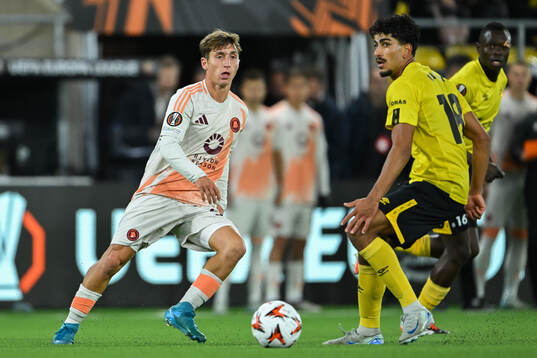 Tommaso Baldanzi of Roma and Ahmed Qasem of Elfsborg