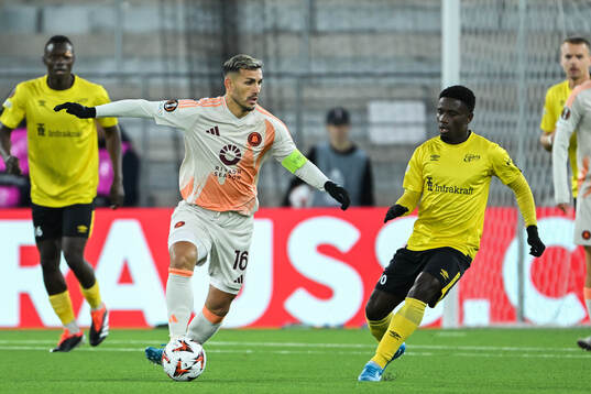 Leandro Paredes of Roma and Michael Baidoo of Elfsborg