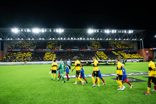The teams enters te pitch ahead off the UEFA Europa League