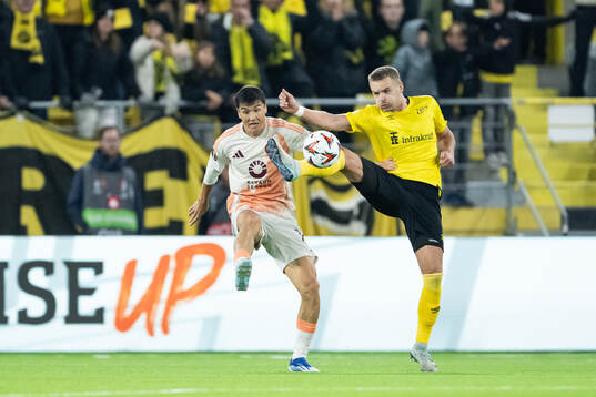 Eldor Shomurodov of Roma and Gustav Henriksson of Elfsborg