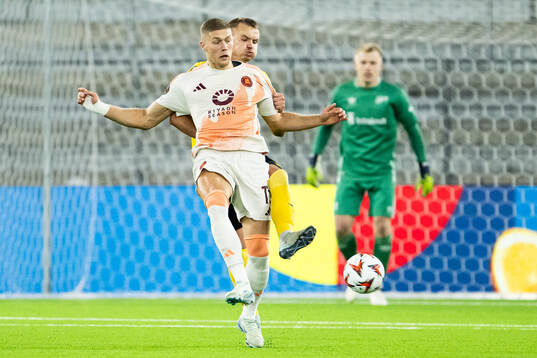Artem Dovbyk of Roma and Gustav Henriksson of Elfsborg