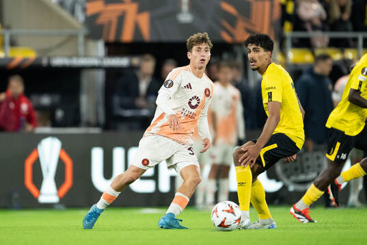 Tommaso Baldanzi of Roma and Ahmed Qasem of Elfsborg