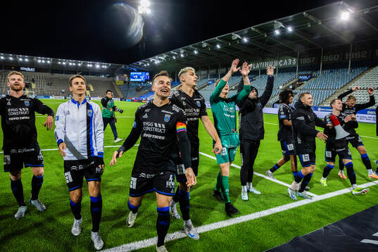 Sirius Henrik Castegren jublar med lagkamrater