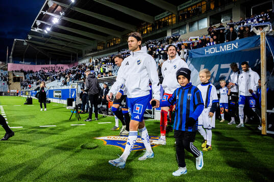 IFK Norrköpings Arnor Traustason och målvakt David Mitov