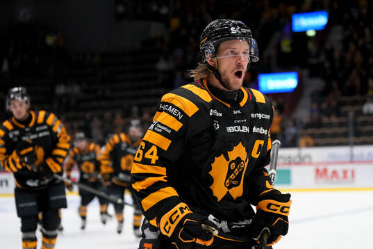 Skellefteås Jonathan Pudas jublar
