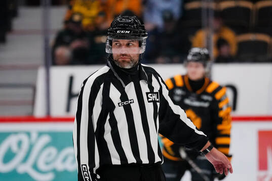 Linjedomare Emil Yletyinen gör match nr 600
