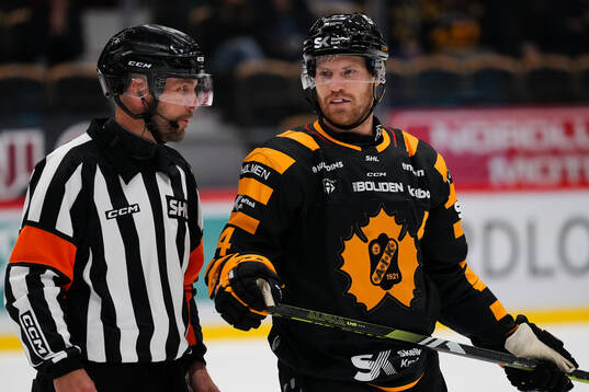 Domare Marcus Linde och Skellefteås Oscar Lindberg
