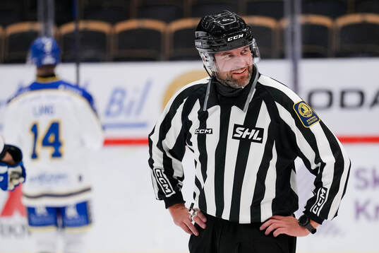 Linjedomare Emil Yletyinen gör match nr 600