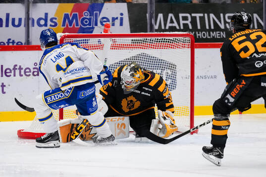 Leksands Oskar Lang och Skellefteås målvakt Gustaf