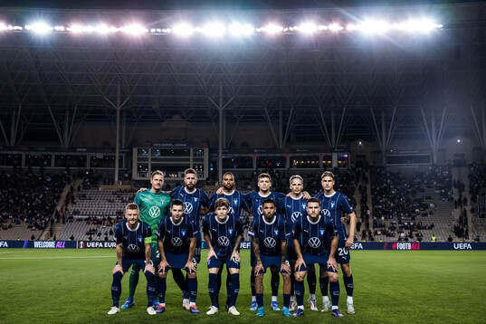 The starting eleven of Malmö FF pose for a picture
