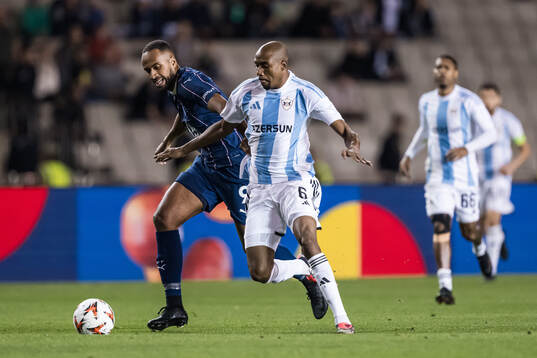 Isaac Kiese Thelin of Malmö FF and Julio Romao of Qarabag