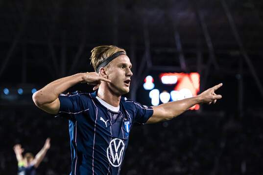 Erik Botheim of Malmö FF celebrates the 1-1 goal