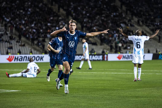 Erik Botheim of Malmö FF celebrates the 1-1 goal
