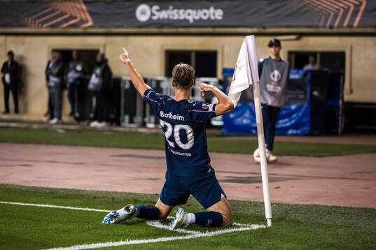 Erik Botheim of Malmö FF celebrates the 1-1 goal