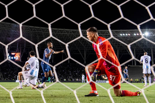 Isaac Kiese Thelin of Malmö FF celebrates the 1-1 goal by