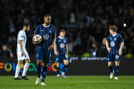 Isaac Kiese Thelin of Malmö FF looks dejected